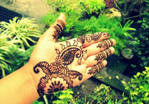 Enkle blomster Mehndi -designs