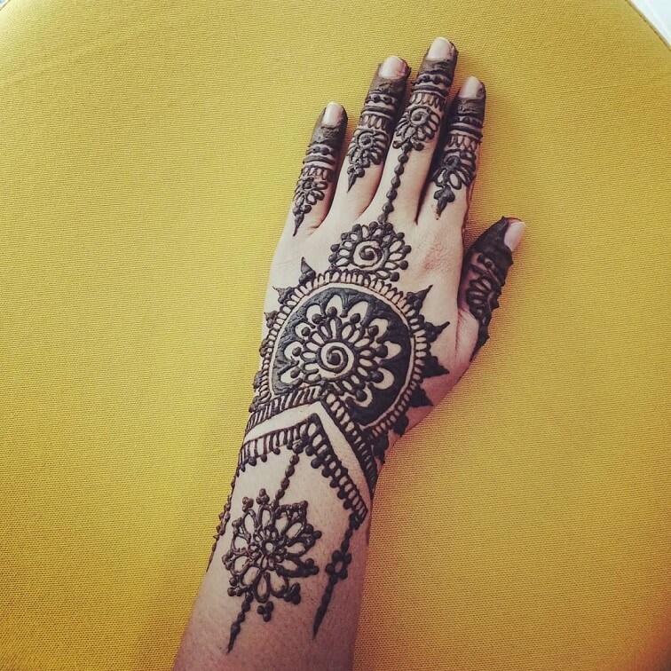 Stilfuld Mehndi -designs med baghånd