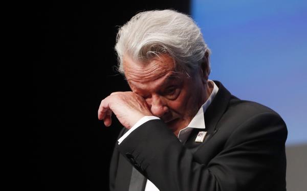 Alain Delon kyyneleissä Cannesissa 2019