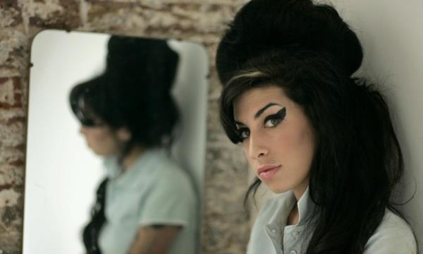 Amy -Winehouse - mehiläispesä kampaus retro kampaus mehiläispesä