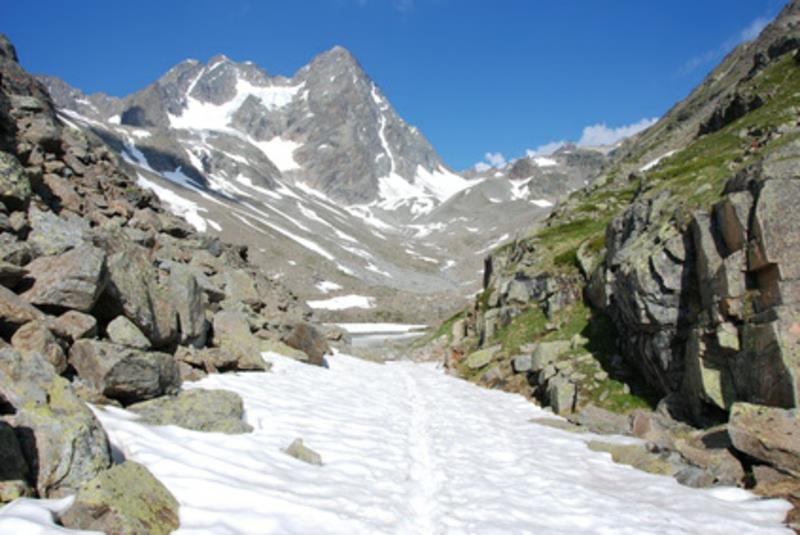 Vuorikiipeilijä tavoittelee maailmanlaajuisesti Sumiteer High Mountains Snow