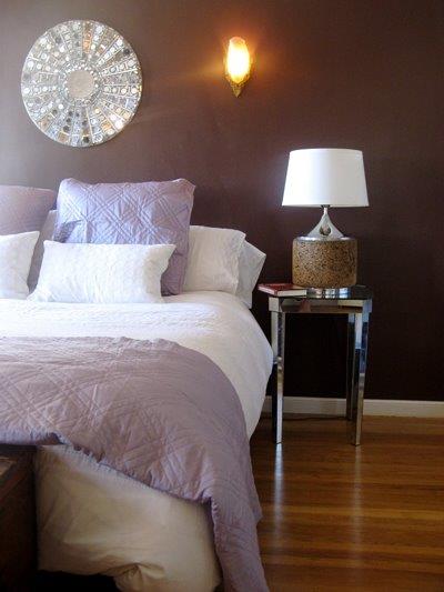 Ruskeat sävyt seinäpeili seinän värit makuuhuoneen pöytävalaisin