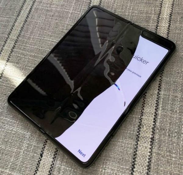 Samsung Galaxy Fold -puhelimen viallinen viivästetty julkaisu musta kuollut