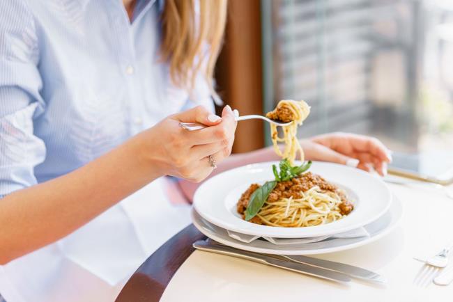 Ruokavaliosäännöt Pasta jauhelihalla ja tomaattikastikkeella maistuu hyvältä, mutta saa sinut täyteläiseksi