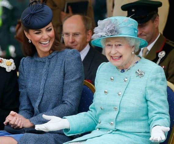 Kate Middleton Dame Grand Crossin kunniamerkki kuningattarelta