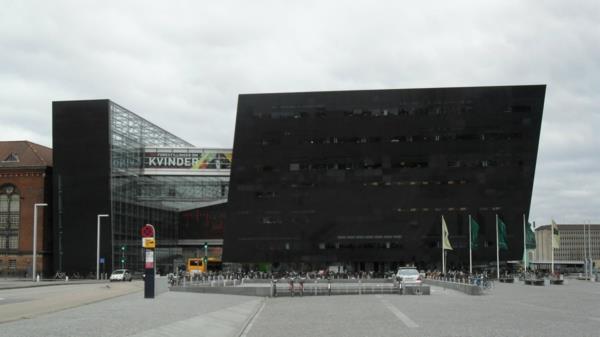 Kööpenhamina maamerkissä moderni kirjastorakennus