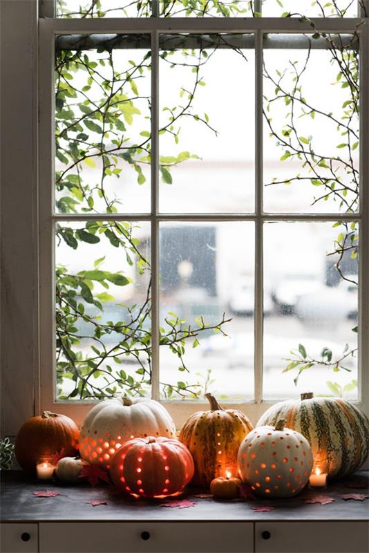 Lyhdyt loistava syksyn koristelu lyhtyillä veistetyillä kurpitsilla ja lämpökynttilöillä Halloween -koriste ikkunalaudalla