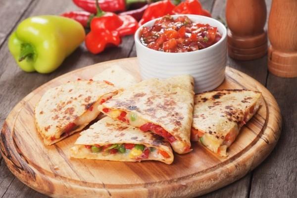 Meksikolaisia ​​quesadilloja juustovihanneksilla ja tomaattikastikkeella