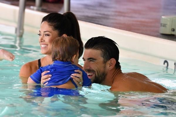 Michael Phelps Nicole Johnson ja hänen poikansa uivat altaassa