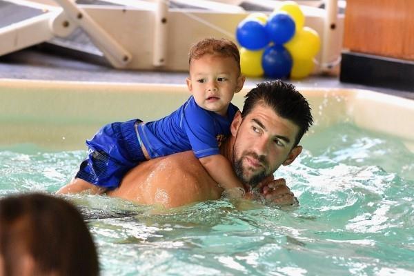 Michael Phelpsin ensimmäinen poika Boomer Robert uima -altaassa