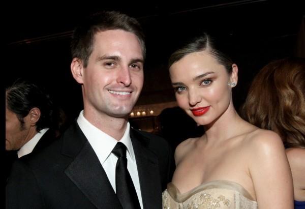 Miranda Kerr ja Evan Spiegel onnellisessa virallisessa esiintymisessä