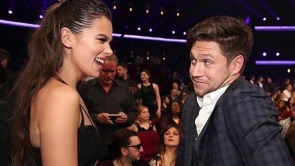 Niall Horan ja Hailee Steinfeld keskellä tapahtumaa