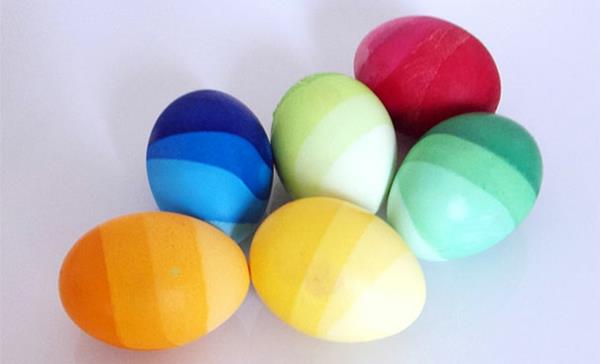 Pääsiäinen maalaus munat värikkäitä värejä vesi kalpea