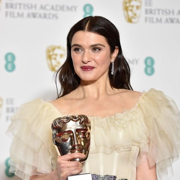 Rachel Weisz palkinnon kanssa