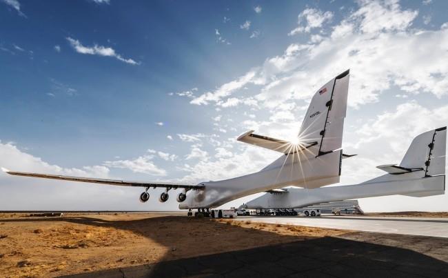 Stratolaunch, maailman suurin lentokone, läpäisee koelennon menestyksekkäästi valmistautuessaan lentoonlähtöön