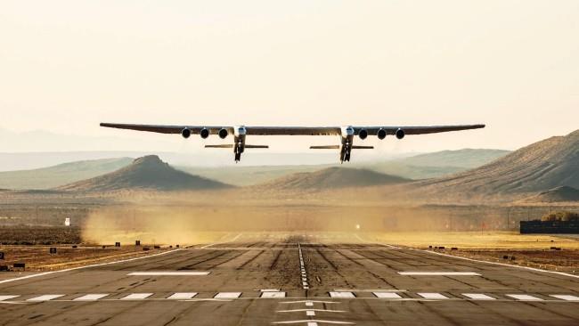 Stratolaunch, maailman suurin lentokone, läpäisee koelennon täydellä menestyksellä - jättiläinen kone nousee