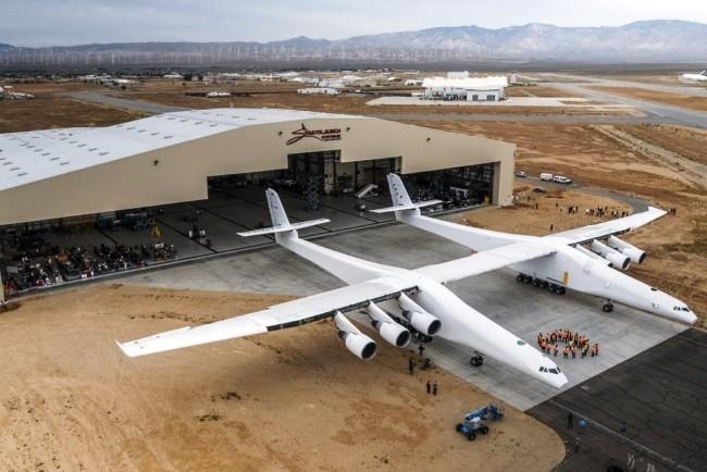 Stratolaunch, maailman suurin lentokone, läpäisi onnistuneesti koelennon jättikoneen salissa