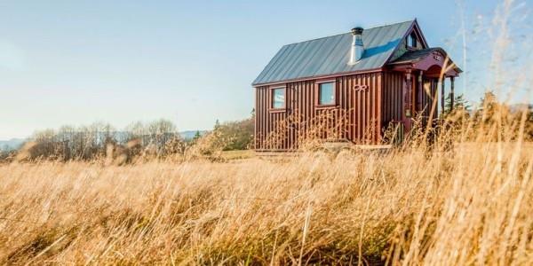 Tiny Houses pieni metallitalo rakennettu erittäin käytännöllisesti sijoitettuna kenttään