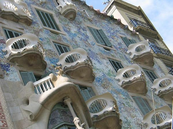 Casa battlo parveke tekee suunnittelusta alkuperäisen houkuttelevan