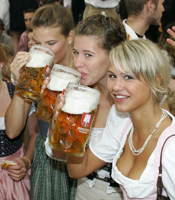 saksa juhlii oktoberfest -olutta ja dirndl -mekkoja