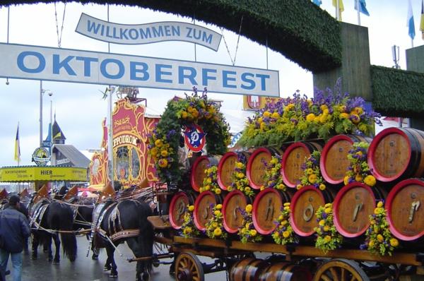 saksa juhlii oktoberfest -olutastikoita ja värikkäitä kukkia