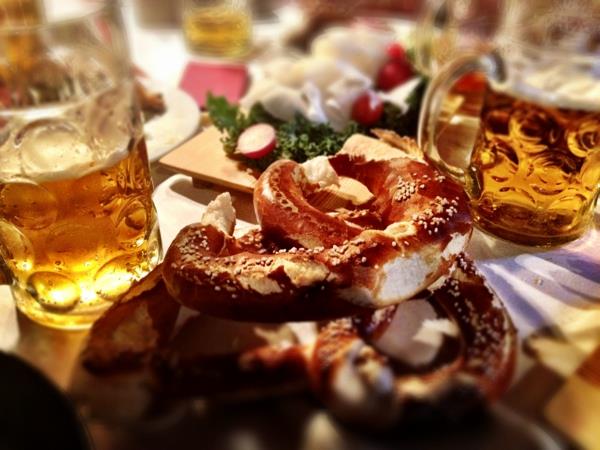 saksa juhlii oktoberfestin pretzel -olutmukia