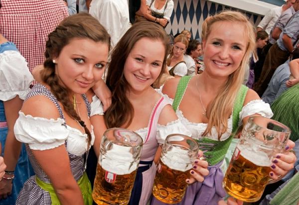 saksa juhlii oktoberfestin onnellisesti dirndlin kanssa