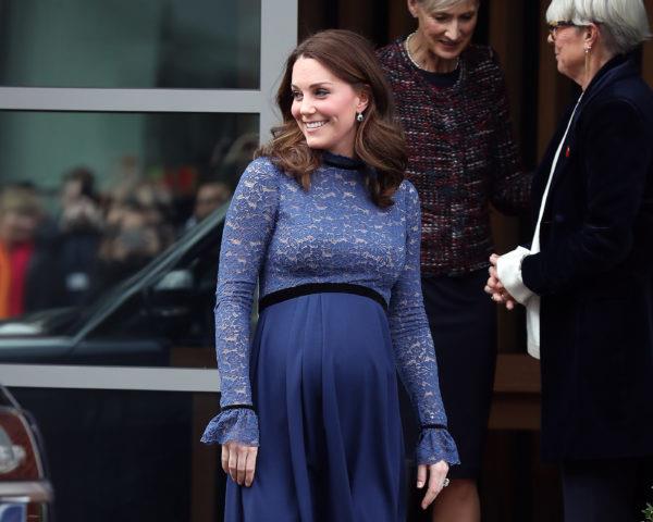 hyvin raskaana oleva Kate Middleton