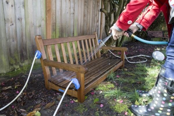 Puutarhakalusteiden puhdistus puukalusteiden valmistelu kesäksi