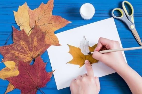 aaveet näpertelevät syksyn lehtiä halloweenina