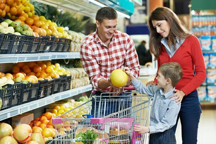 halvat päivittäistavarat ostokset perhe supermarket hedelmät ja vihannekset