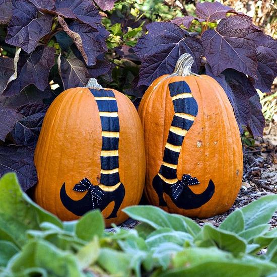 kurpitsa maalaus halloween koristelu noita jalat