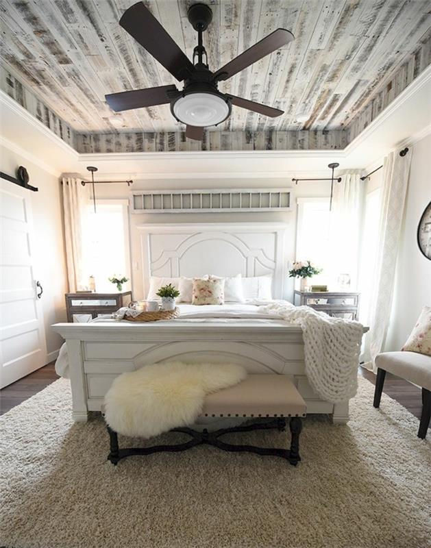 maalaistyylinen makuuhuone puukatto ja vaalea matto