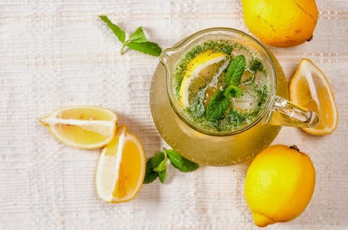 limonadi -ideoita sitruunat ja vihreä koristelu