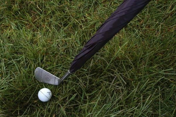 hauska golfkeppi sateenvarjot pelaa golfia