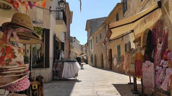 mallorcalainen loma Alcúdian kapeita katukauppoja