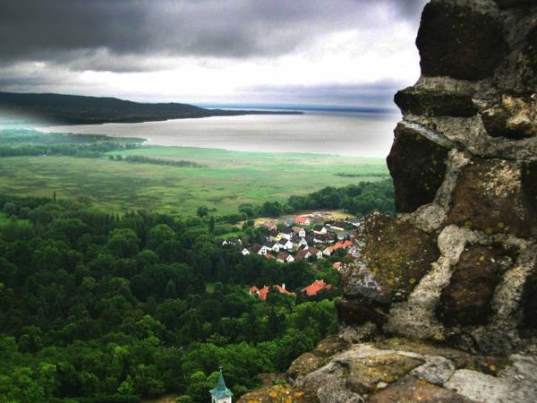 balaton -järven mystiset sadumetsäkylät