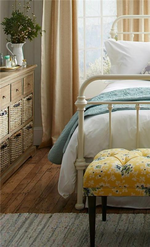 makuuhuone maalaistyylinen puulattiavaloverhot tyylikäs makuuhuoneen penkki