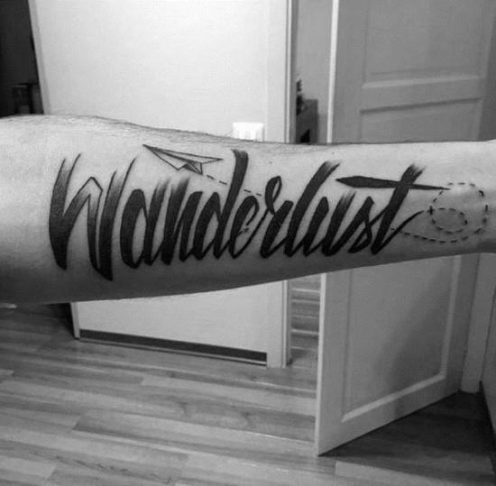 Kirjaimet wanderlust tatuointi ideoita