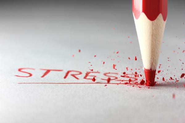 vähentää stressiä korostavaa punaista lyijykynää