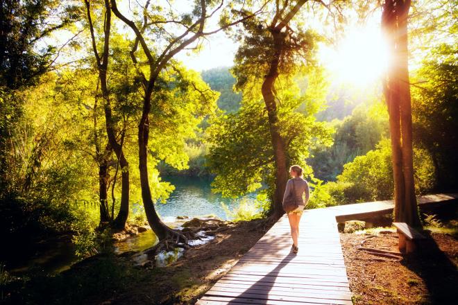 päivittäinen kävely romanttinen henkilö unenomainen paikka kävelee luonnossa