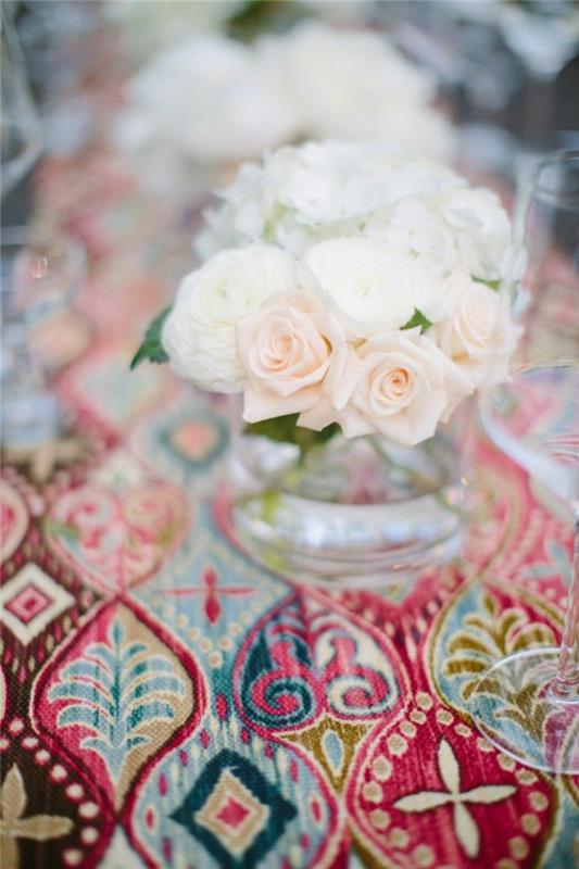 pöytäkoriste häät kukkakoriste valkoiset ruusut värikäs etninen pöytäkoriste