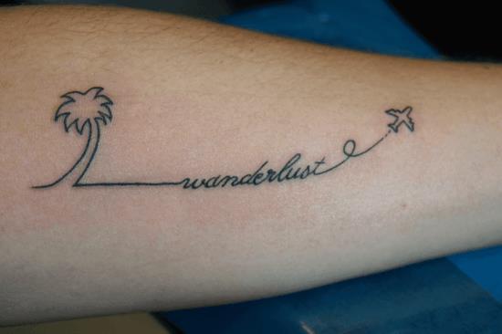 wanderlust tatuointiideoita lentokone ja palmu