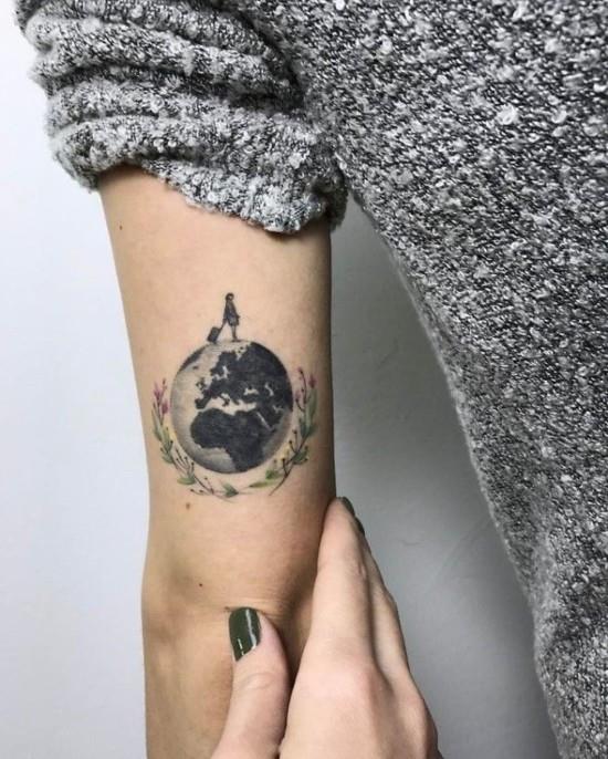 wanderlust tatuointi ideoita maapallo nainen