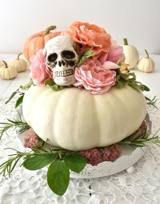 valkoinen kurpitsan ruusun pääkallo halloween -pöydän koristeena