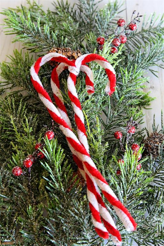 Candy canes joulukoristeet, jotka on valmistettu putkien puhdistusaineista